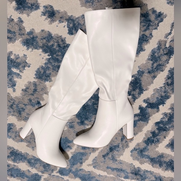 NWT!! POINTY FAUX LEATHER KNEE HIGH CHUNKY HEEL BOOT WHITE PU - Picture 2 of 4
